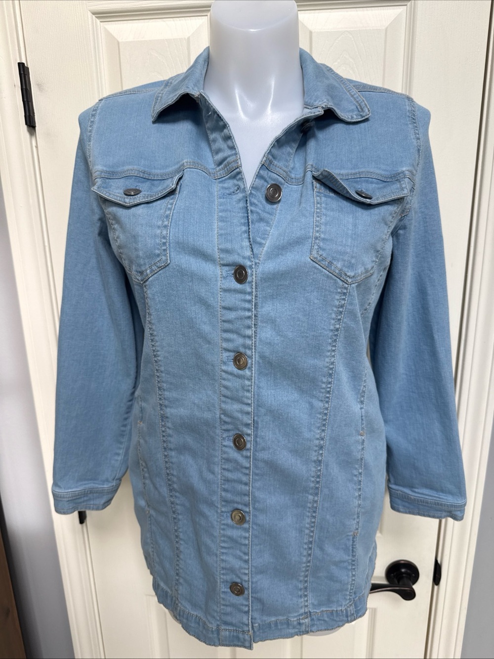 CHICO'S Denim Light Blue Button Down Western Shirt Jacket w/pockets Size 2 L